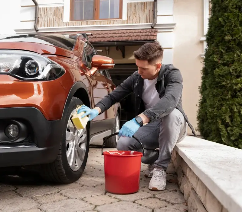 Lavage auto à domicile La Richardais : professionnel intervenant sur un véhicule